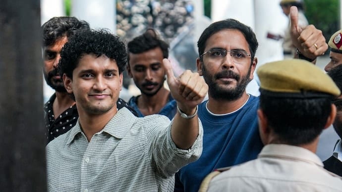 खाकीची हुकूमशाही की सरकारी दहशत? तिरंगा फडकवणे म्हणजे शांततेचा भंग? जंतरमंतरवर घोषणा देणाऱ्या तरुणांना थेट तिहारमध्ये डांबले; कायद्याचा नंगानाच!